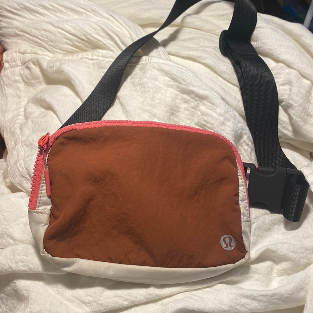 Lululemon Everywhere Belt Bag